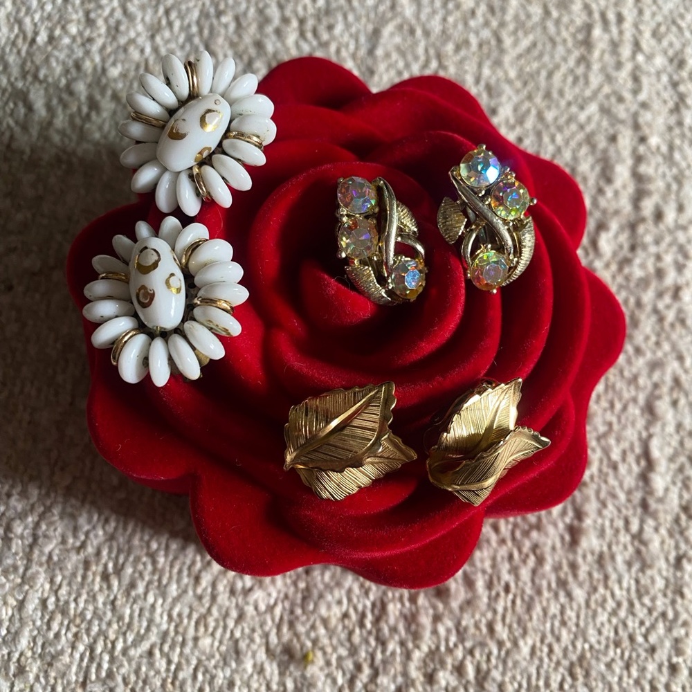 Elegant Gold and White Floral Earrings Set